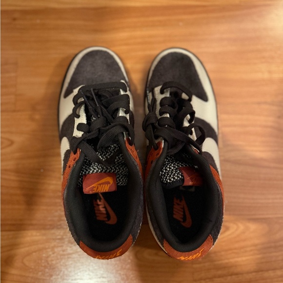 Stylish Sneakers in Black, White, and Orange - Picture 2 of 3